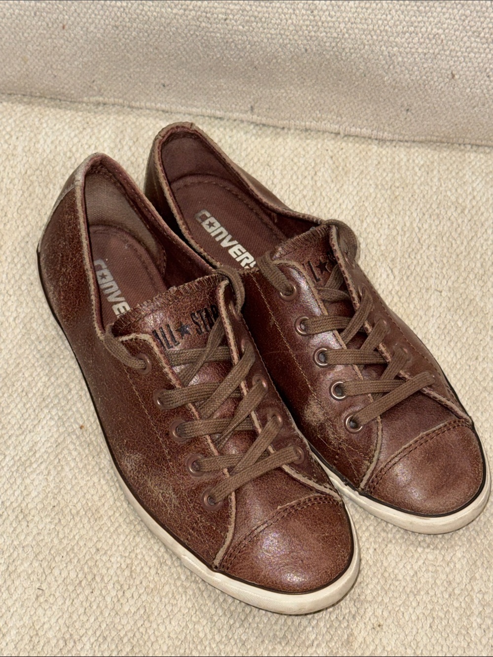 Converse leather wm’s size 6  Brown Leather Lace-Up flats / sneakers